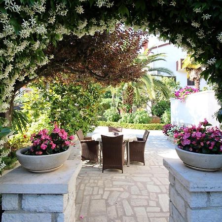 Modern Apartment Sabina With Nice Garden Porec Ngoại thất bức ảnh