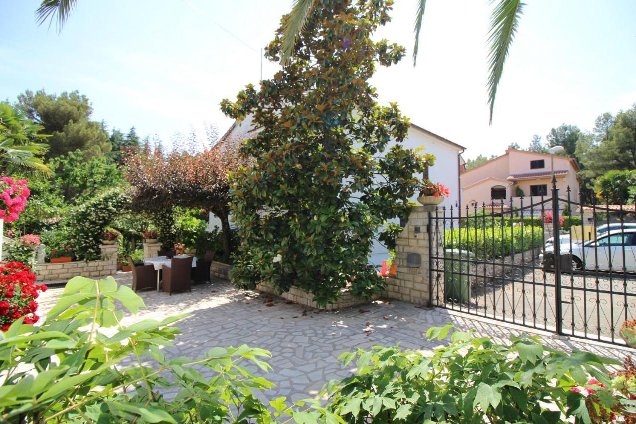 Modern Apartment Sabina With Nice Garden Porec Ngoại thất bức ảnh