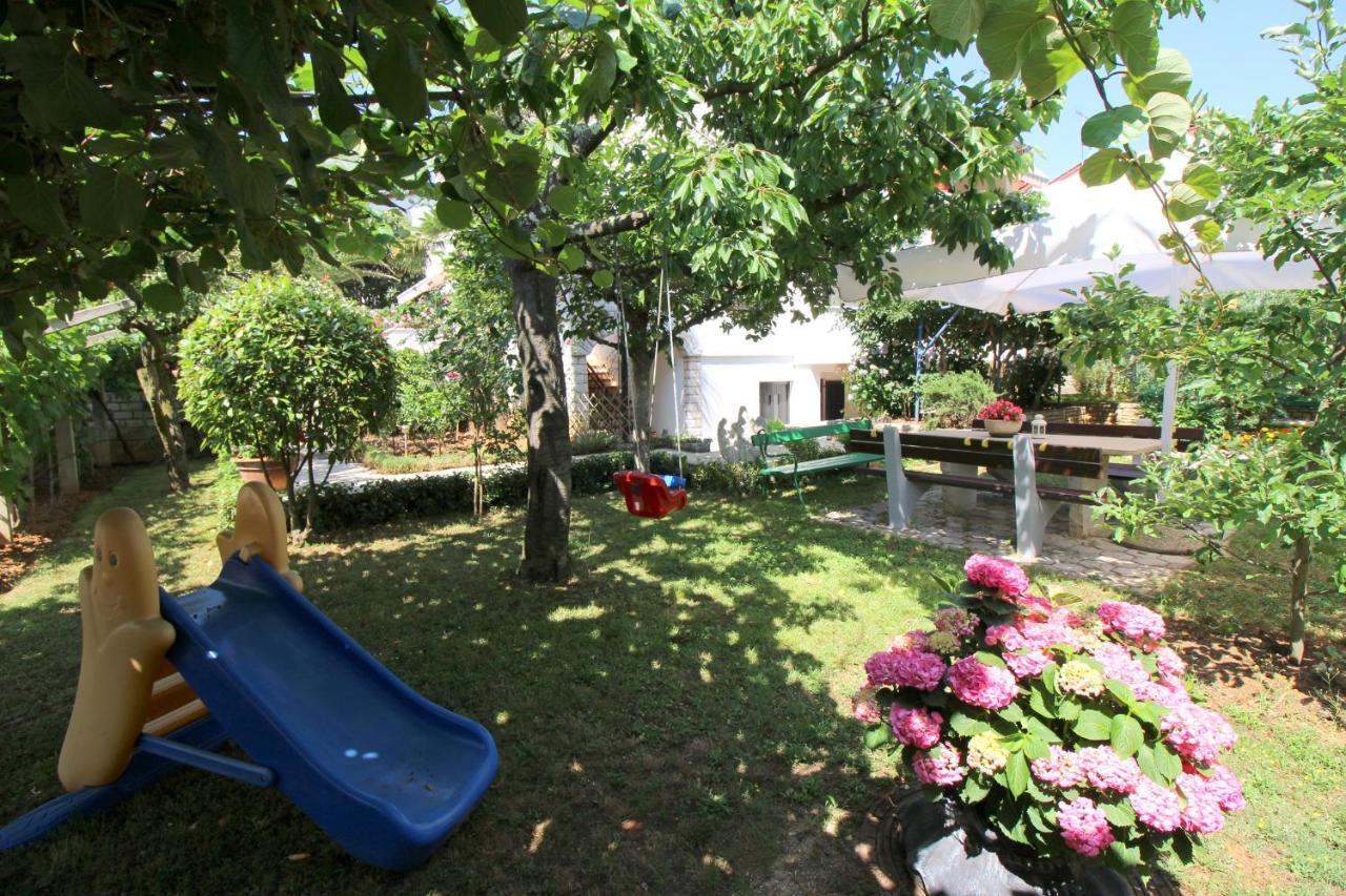 Modern Apartment Sabina With Nice Garden Porec Ngoại thất bức ảnh