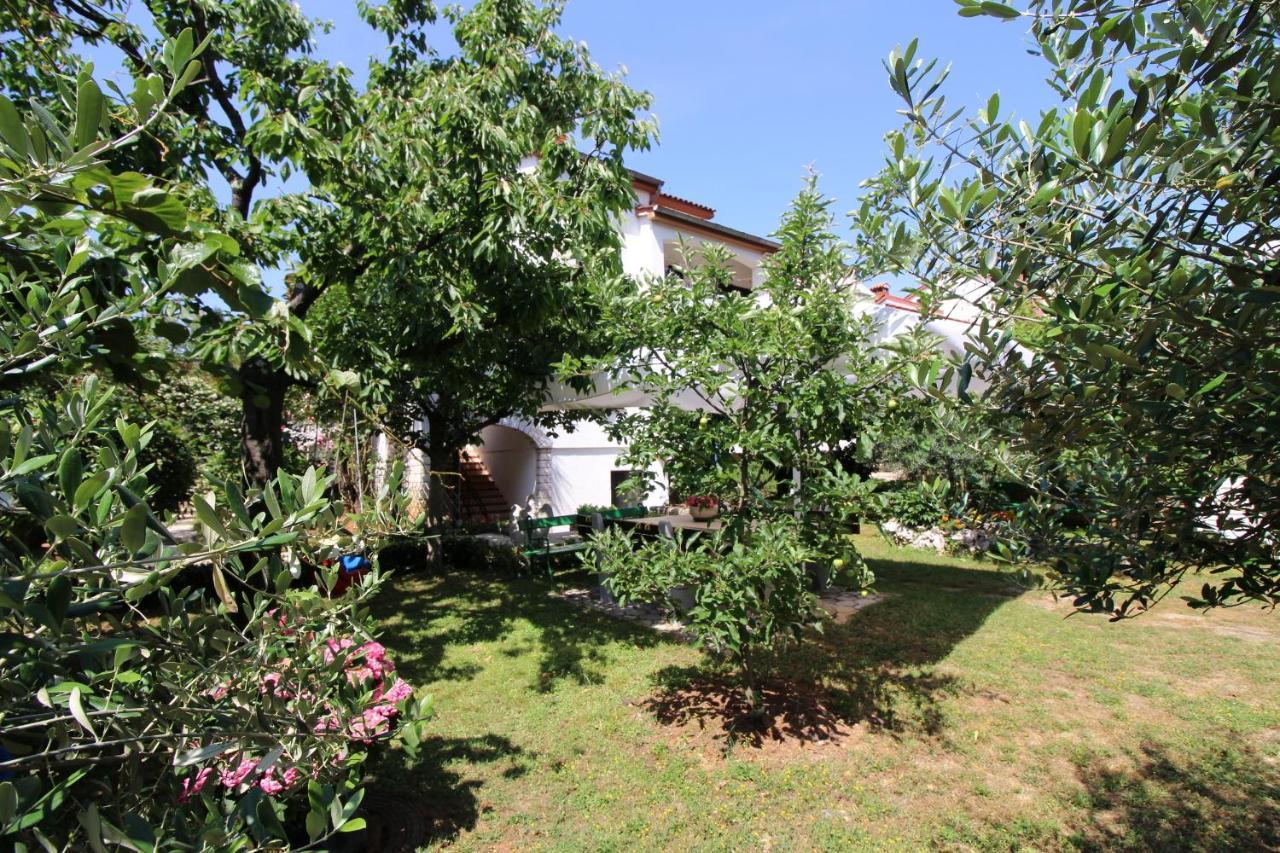 Modern Apartment Sabina With Nice Garden Porec Ngoại thất bức ảnh