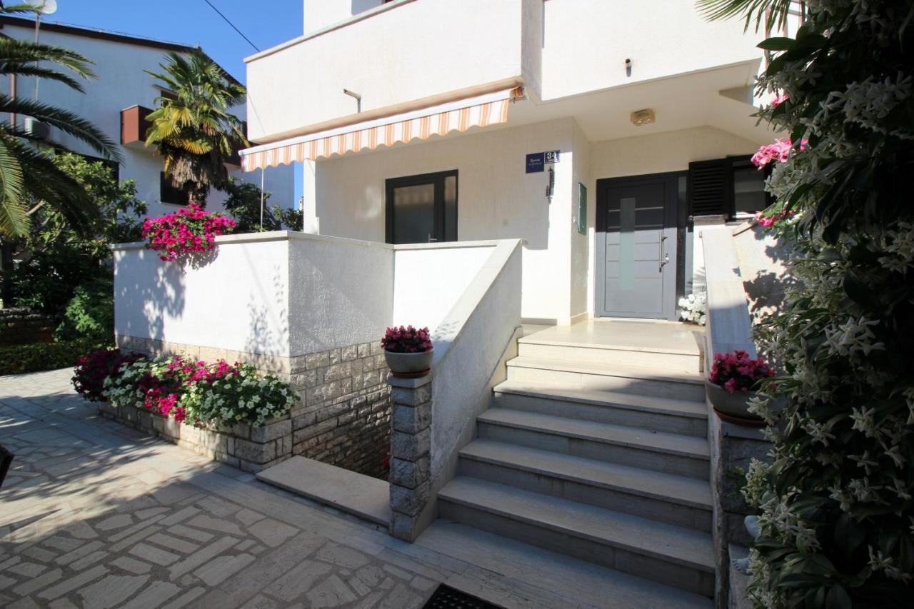 Modern Apartment Sabina With Nice Garden Porec Ngoại thất bức ảnh