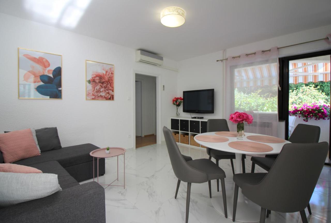 Modern Apartment Sabina With Nice Garden Porec Ngoại thất bức ảnh